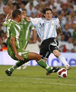 Messi disputa un baln al argelino Mehedi. (Foto: EFE)