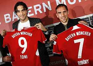 Toni y Ribry posan con la camiseta del Bayern durante la presentacin. (Foto: AFP)