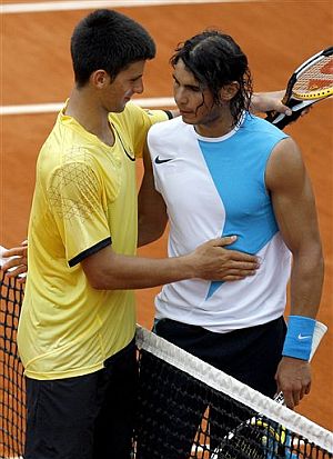 Djokovic, siempre amable aun en la derrota, felicita a Nadal. (Foto: AP)