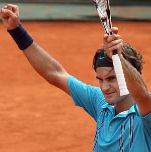 Federer levanta los brazos tras su triunfo ante Davydenko. (Foto: EFE)