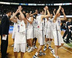 Los jugadores del Real Madrid celebran el triunfo en Badalona. (Foto: EFE)