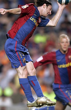 Messi empuja el balón con la mano en el gol del empate 1-1. (Foto: REUTERS)