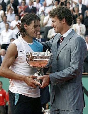 Gustavo Kuerten, el ltimo triple ganador de Roland Garros antes de Nadal, entrega la copa al espaol. (Foto: EFE)