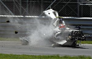 El BMW de Kubica da vueltas tras su violento choque. (Foto: AP)