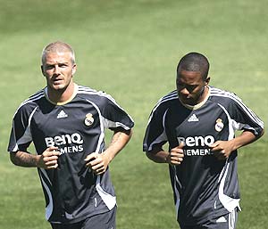 Beckham y Robinho, durante el entrenamiento. (Foto: EFE)