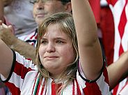 Una aficionada del Athletic de Bilbao, llora de emocin tras el partido. (Foto: EFE)