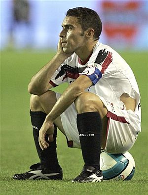 David, que jug su ltimo partido con el Sevilla, espera para sacar una falta. (Foto: AP)