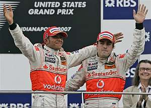 Hamilton y Alonso en el podio de Indianpolis. (Foto: AP)