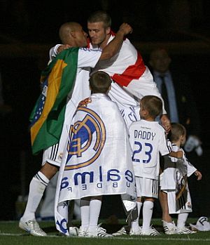 Roberto Carlos (i) y Beckham se abrazan mientras festejan el ttulo de Liga. (Foto: AFP)