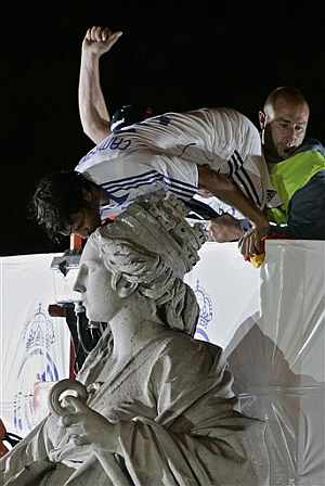 Ral besa la estatua de la Cibeles durante la celebracin. (Foto: AP)