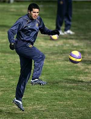 Riquelme controla el baln durante un entrenamiento con Boca. (Foto: AP)