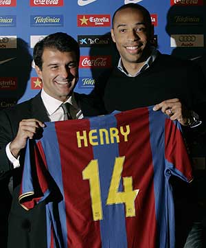 Laporta y Henry con la camiseta nmero 14 del Barcelona. (Foto: REUTERS)