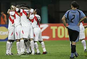Los jugadores peruanos celebran un gol ante la desolacin de Lugano, capitn uruguayo. (Foto: AP)