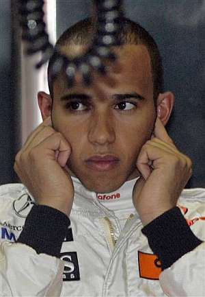 Lewis Hamilton, en el 'box' de McLaren. (Foto: AP)
