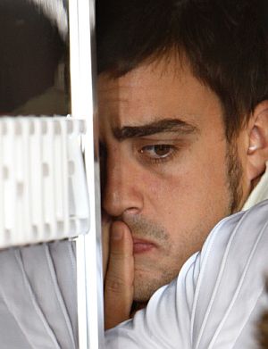Alonso medita en el 'box' de McLaren. (Foto: EFE)