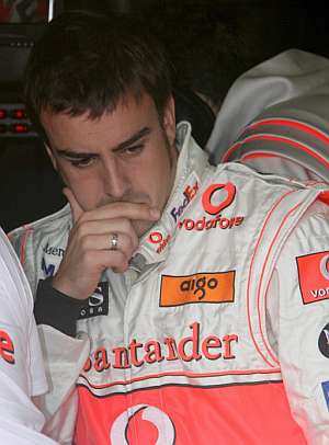 Fernando Alonso, en el box de su equipo. (Foto: EFE)