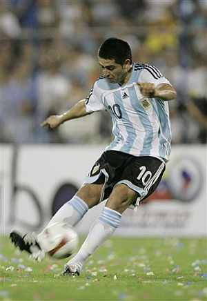Riquelme ejecuta la falta que supuso el tercer gol de Argentina. (Foto: AP)