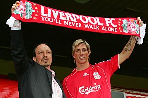 Torres, junto a Bentez, en Anfield. (Foto: AFP)