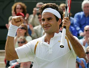 Roger Federer celebra su victoria ante Ferrero. (Foto: EFE)