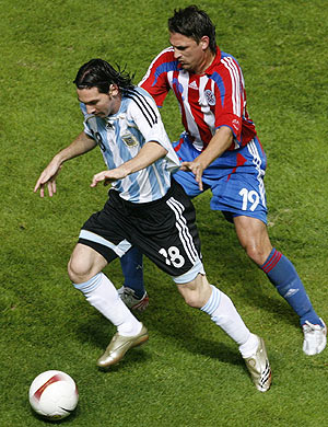 Messi supera al paraguayo Jonathan Santana en la Copa Amrica. (Foto: REUTERS)