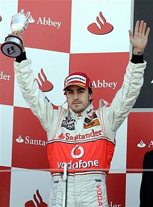 Alonso, en el podio. (Foto: EFE)
