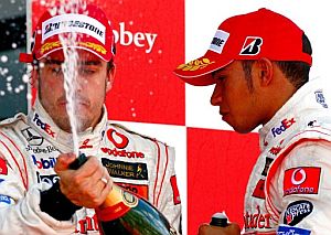 Alonso y Hamilton, en el podio de Silverstone. (Foto: AP)