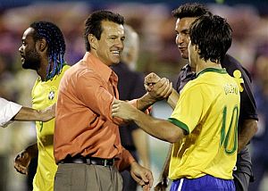 Dunga felicita a Diego tras el partido. (Foto: AP)