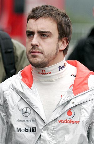 Alonso en el paddock de Spa. (Foto: REUTERS)