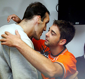 Dueas se abraza con Navarro (Foto: DOMENEC UMBERT)