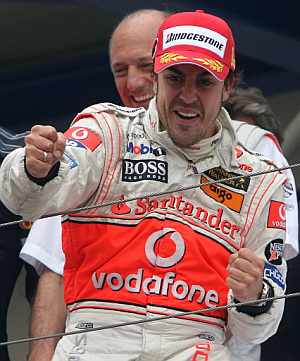 Alonso celebró con rabia su triunfo. (Foto: AFP)