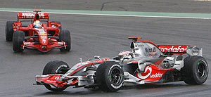 Alonso, por delante de Massa. (REUTERS)