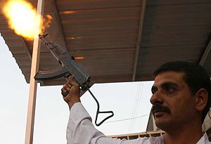 Un iraqu realiza disparos al aire (Foto: REUTERS)