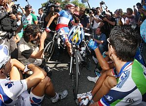 Los ciclistas de los equipos franceses, 'plantados' en la salida. (Foto: AFP)
