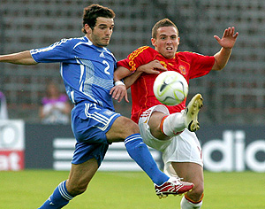 Aarn disputa un baln con Boukavalas durante el encuentro ante Grecia (Foto: EFE)