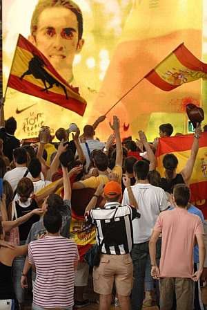 Aspecto de la fiesta de los seguidores de Contador en el Pabelln Prncipes de Asturias de Pinto. (Foto: EFE)