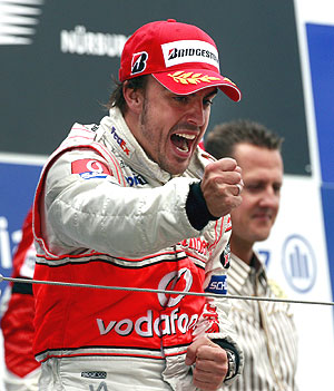 Fernando Alonso celebra con rabia su victoria en Nurburgring. (Foto: EFE)