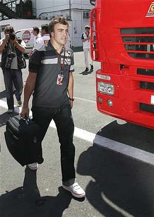 Alonso, a su llegada al circuito de Hungaroring. (Foto: AP)