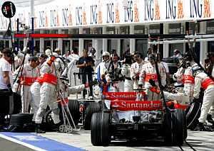 Hamilton espera la salida de Alonso a pista para cambiar sus neumticos. (Foto: EFE)