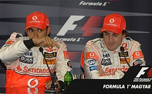 Hamilton y Alonso, durante la rueda de prensa posterior a la clasificacin. (Foto: AP)