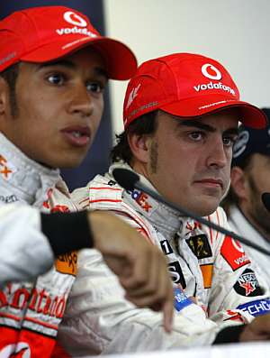 Hamilton y Alonso, ante los periodistas tras la calificacin del sbado. (Foto: AFP)