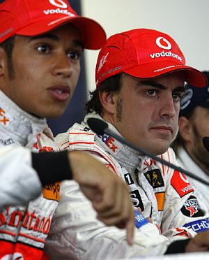 Hamilton (i) y Alonso, durante la conferencia de prensa en Hungaroring. (Foto: AFP)