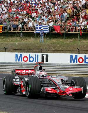 Alonso durante la prueba. (Foto: AFP)