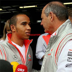 Hamilton y Dennis conversan el pasado julio en Nrburgring. (Foto: EFE)