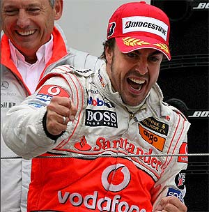 Alonso, eufrico en el podio de Nrburgring, ante la mirada de Ron Dennis. (Foto: EFE)