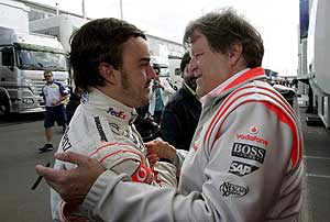 Fernando Alonso, junto a Haug. (Foto: EFE)