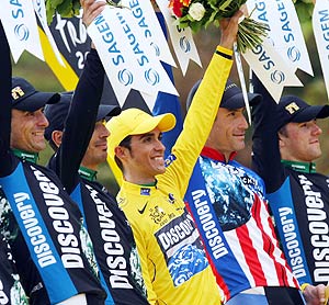 Contador (centro), con sus compaeros en el podio de Pars. (Foto: AFP)