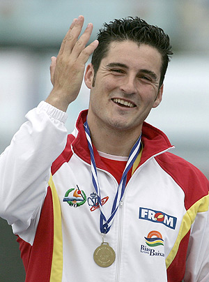 David Cal muestra sonriente su medalla de bronce (Foto: REUTERS)