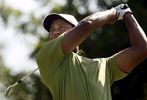 Tiger Woods termina el 'swing' tras golpear la bola en el hoyo 11. (Foto: EFE)