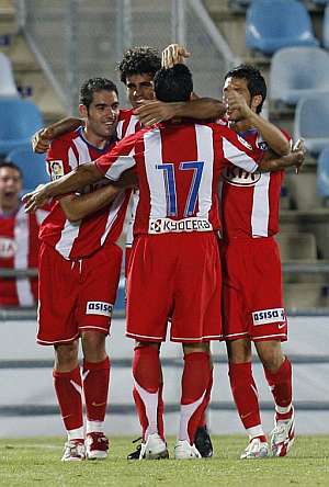 Los jugadores del Atltico celebran el gol de Costa. (Foto: EFE)