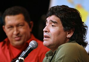 Maradona, bajo la atenta mirada de Hugo Chávez en el transcurso del programa. (Foto: AFP)